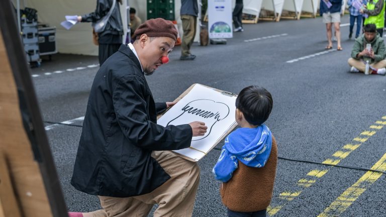 동대문페스티벌에서 어린이와 예술가가 참여 프로그램을 즐기는 공식 기록 사진